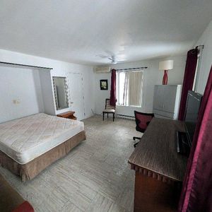 grande chambre avec un bureau - Photo 2