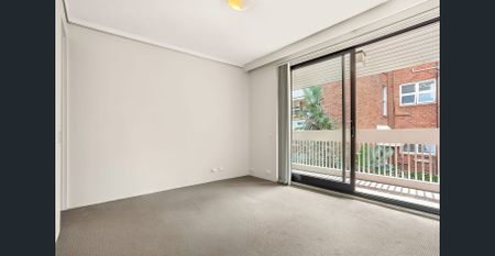 Two-Level Townhouse In Convenient Leafy Location - Photo 2