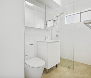 Renovated, Spacious and Sun-Drenched One Bedroom Apartment , Conven... - Photo 4