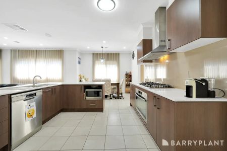 “Multiple living zones!” - Photo 2