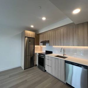 Newly Built 2 Bedroom, 2 Bathroom, Pet Friendly, Rooftop Lounge & More - Photo 2