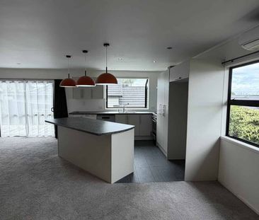 Sunny, Spacious & Secure – Family-Friendly Home in Onehunga - Photo 3