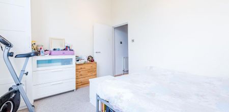 2 Bedroom, 1 bath, 1 reception Flat - Photo 5