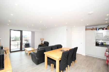 3 bedroom flat to rent - Photo 2