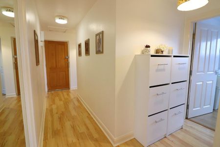 3 Bedroom Flat To Rent - Photo 2