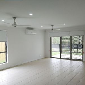 Family Home Ready for Christmas – 25 Oxenham Circuit, Augustine Heights - Photo 2