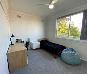 Sunny, Family Home in Prime Edgeworth Location - Photo 1