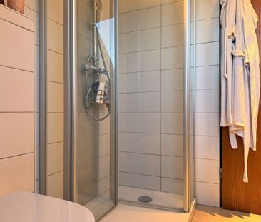 Charmante Dachgeschosswohnung mit Einbauküche, Balkon und Terrasse ... - Photo 4