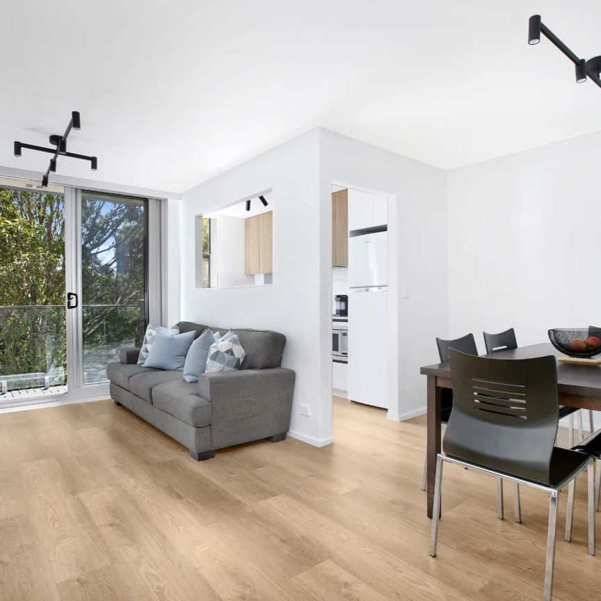 Amongst The Tree Tops. Recreated Apartment of The Highest Standard- Lift Access - Photo 1