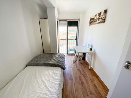 Calle San Vicente de Paúl, Sevilla, Andalusia 41010 - Photo 3