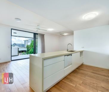 LOW MAINTENANCE LIVING - 2 CAR SPACES & LIFT ACCESS TO UNIT ! - Photo 1