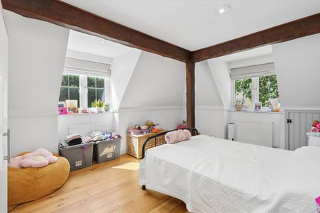 ** SOLE AGENT** 5 bedroom family home to let, located in one of Cobham's premier roads KT11. - Photo 5