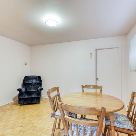 Très grand 3 1/2 , au demi-sous-sol d'un duplex dans emplacement très recherché - Photo 4