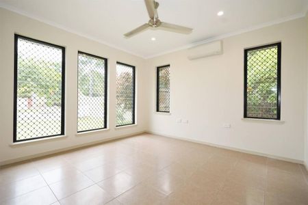 Fully Air Conditioned Home - Garage Converted into Rumpus Room - Photo 3