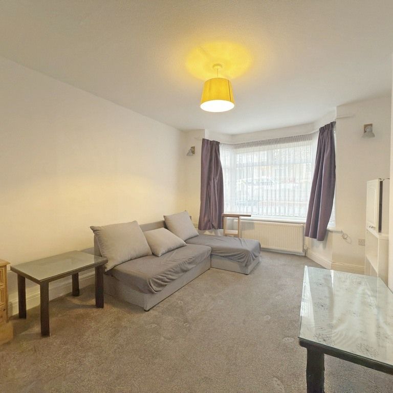 UB6, Greenford - Photo 1