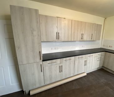 £1,500 PCM, Spacious Three Bedroom, Two Bathroom House with Large E... - Photo 6