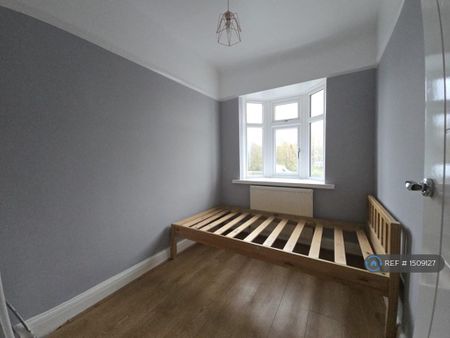 3 bedroom flat to rent - Photo 4