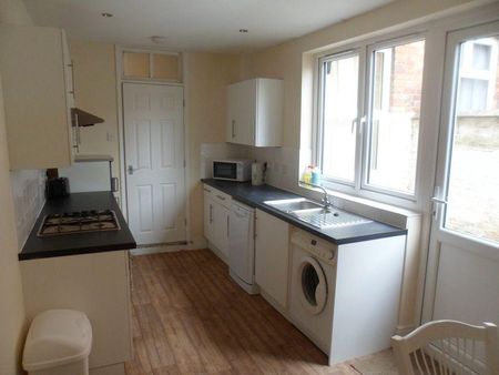 1 bedroom in a house share to rent - Photo 5
