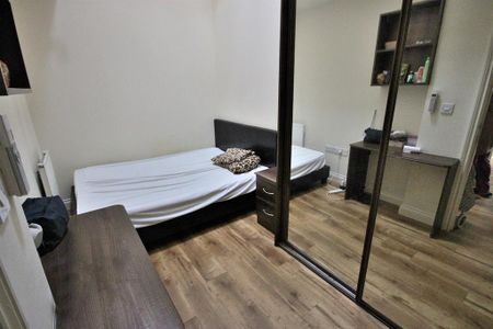 4 bedroom flat to rent - Photo 3