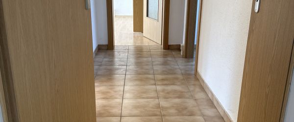 Über den Dächern Plauens - helle Familienwohnung mit modernem Tageslichtbad , kurzfristig bezugsfertig - Foto 1