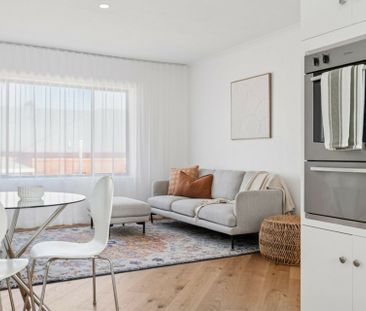 Light, Bright & Modern Low Maintenance Unit Living - Photo 4