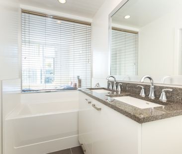 Penthouse in Vancouver West Side, BC - Photo 3