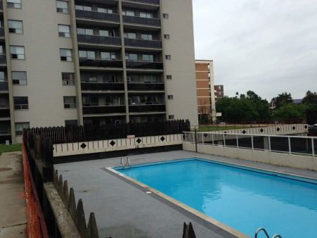 170 Dudley Ave — Large 1 Deluxe Bedroom Apartment - Photo 3