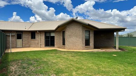 Modern duplex in South Dubbo - Photo 2