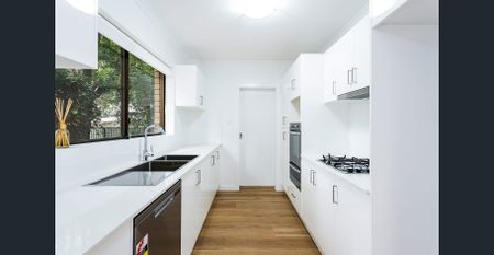 TWO BEDROOM APARTMENT WITH ENTERTAINERS COURTYARD - Photo 3