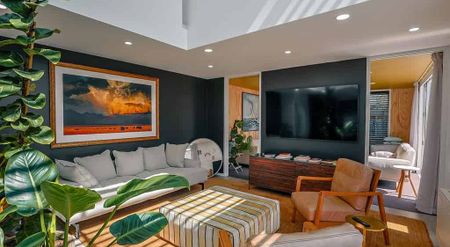 Fully Furnished Executive Home - Photo 4