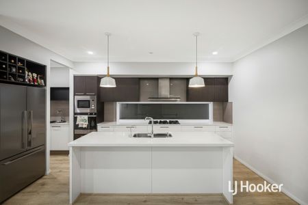 Beautiful 4 Bedroom Home - Prime Location! - Photo 3