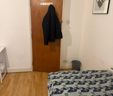 1 bedroom in a house share to rent - Photo 2