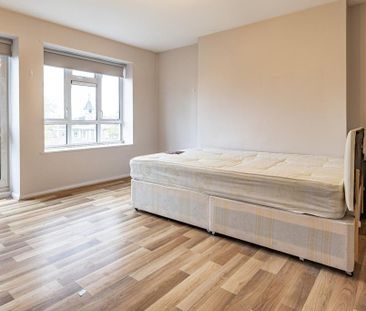 3 bedroom flat to rent - Photo 2