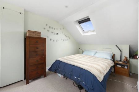 2 bedroom flat in London - Photo 4