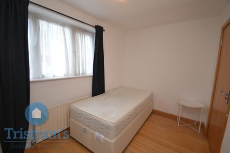 References Pending - 6 bed Detached House - Photo 4