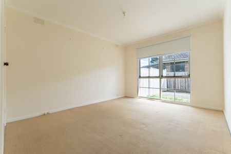 Delightful Family Home in Convenient Deer Park Location! - Photo 4