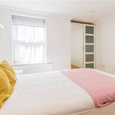 3 Bedroom, 2 bath, 1 reception Flat - Photo 1