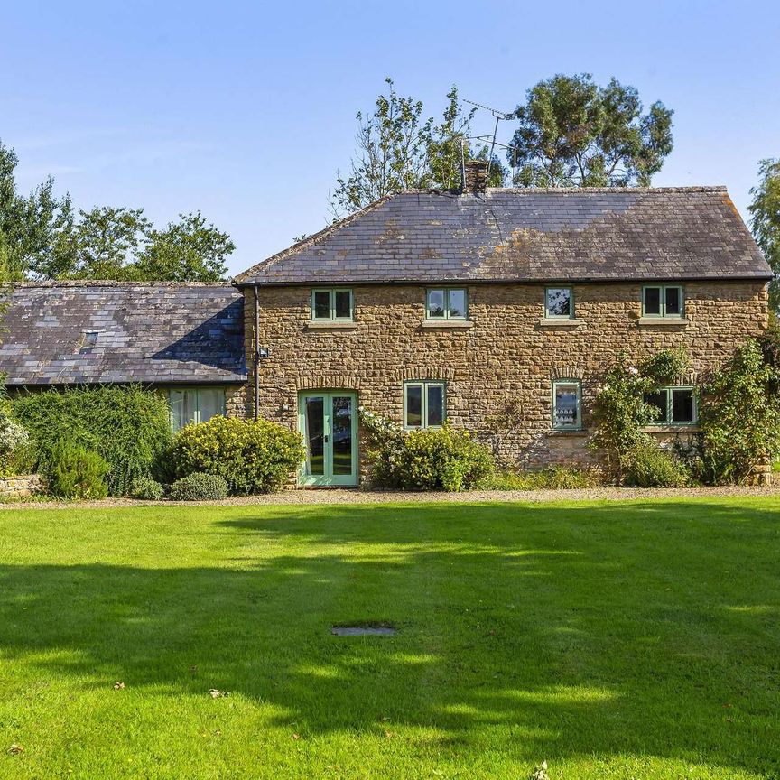 A beautiful four bedroom detached Barn. - Photo 1