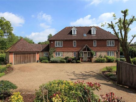 A spectacular family home in a sought-after semi rural location. - Photo 2