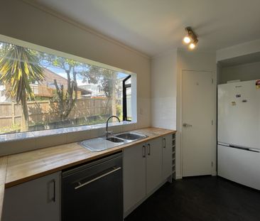 3 Bedrooms, Forrest Hill - Photo 1