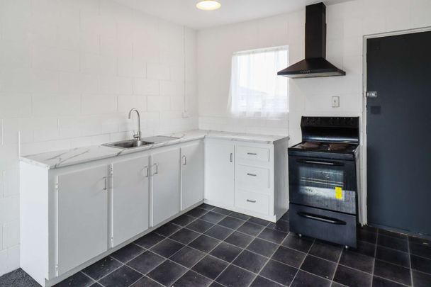 Freshly Carpeted 1-Bedroom Unit in Prime Otahuhu Location! - Photo 1