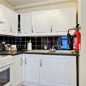 Studio Apartment, 1 bath, 1 reception Studio - Photo 2