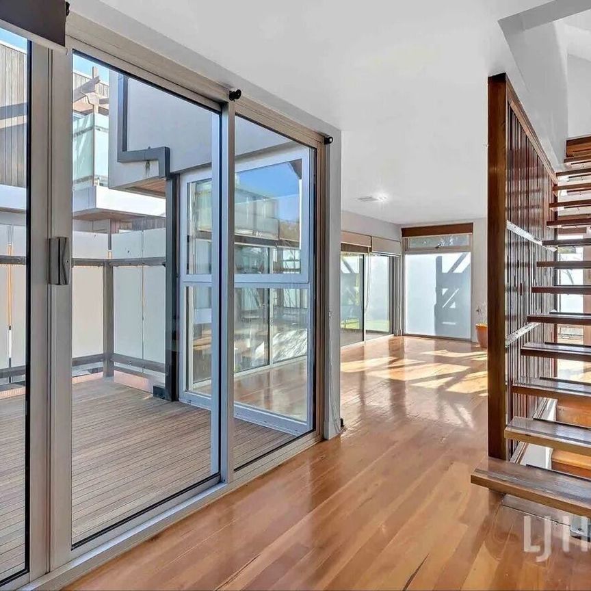 Yarraville - Photo 1