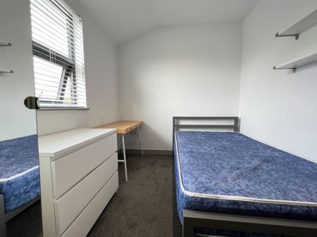 3 bed Apartment for Rent - Photo 3