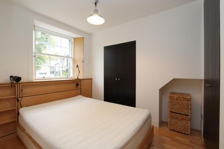 1 bedroom mews to rent - Photo 2