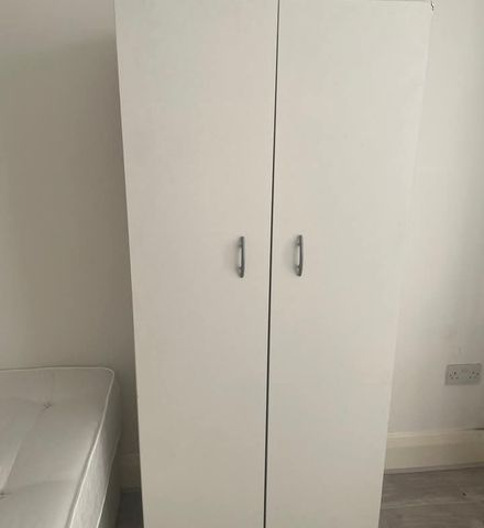 A luxury house Available at hendale Avenue NW4 4LR - Photo 3