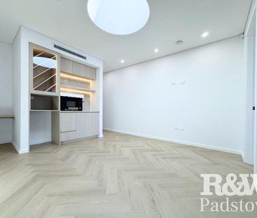 Generous Five-Bedroom Duplex with Pool and Three Ensuites - Photo 2