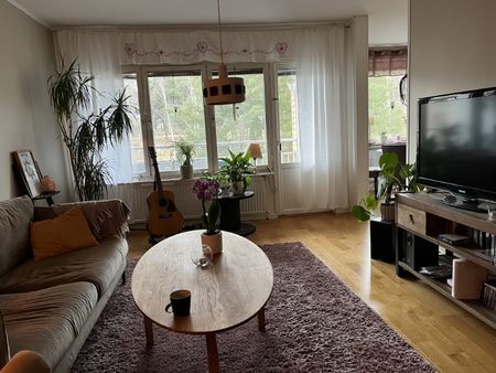 Ljust och välplanerat rum i lugna Vendelsö! Delat boende med bra kommunikationer till Stockholm. - Photo 3