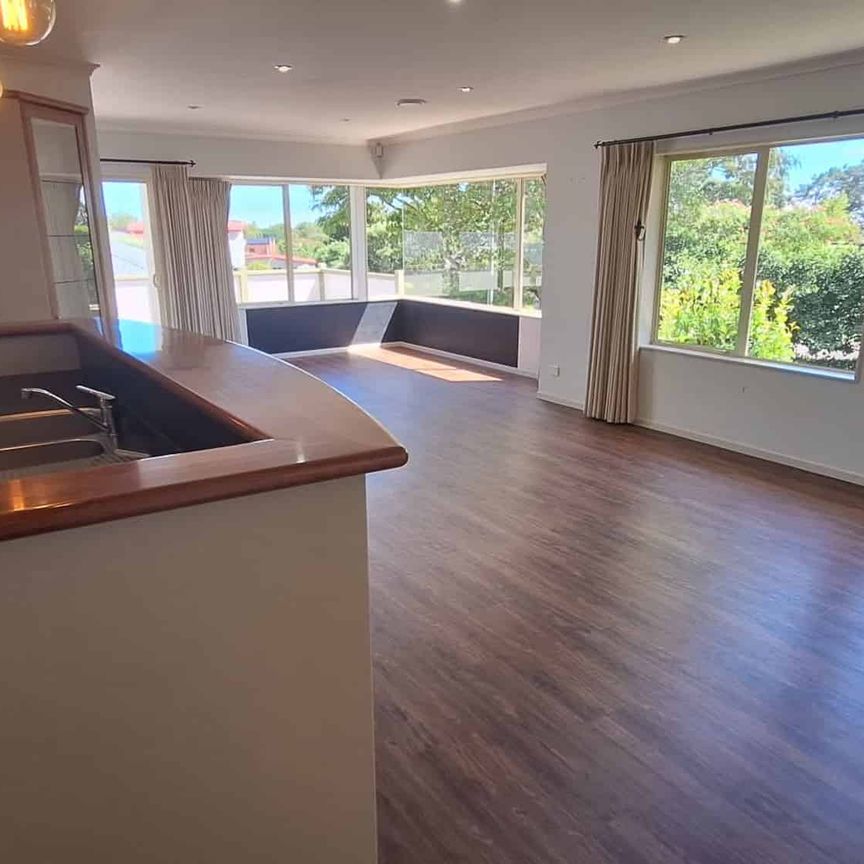 Beautiful 3 Bedroom Spacious Family Home - Photo 1