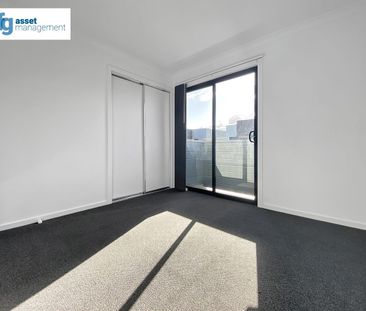 Spacious Three Bedroom Townhouse in Prime Location! - Photo 3